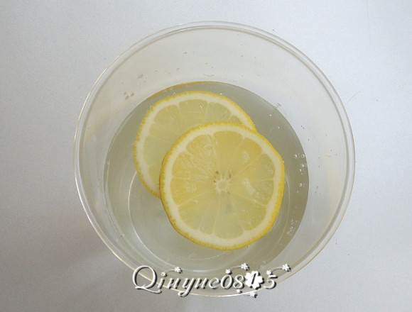 柠檬蜂蜜水 #健康美颜餐#,取柠檬片放入温开水中浸泡(天热或放冰箱冷藏)