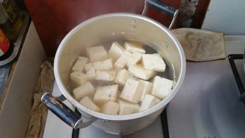 香椿拌豆腐,豆腐煮至出现蜂窝，明显变大。
