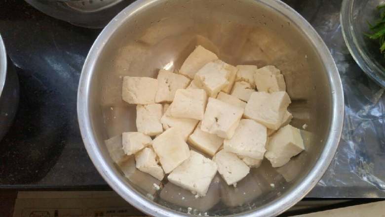香椿拌豆腐,捞出豆腐，放入少许盐，去除豆腐水份。
