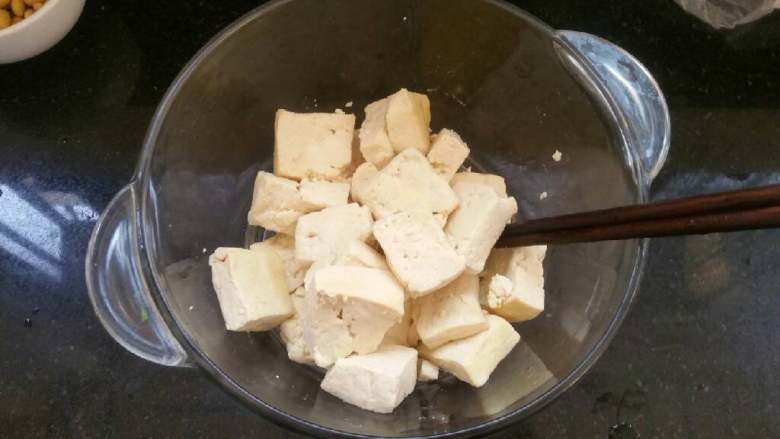 香椿拌豆腐,豆腐去除水份，放入碗中。