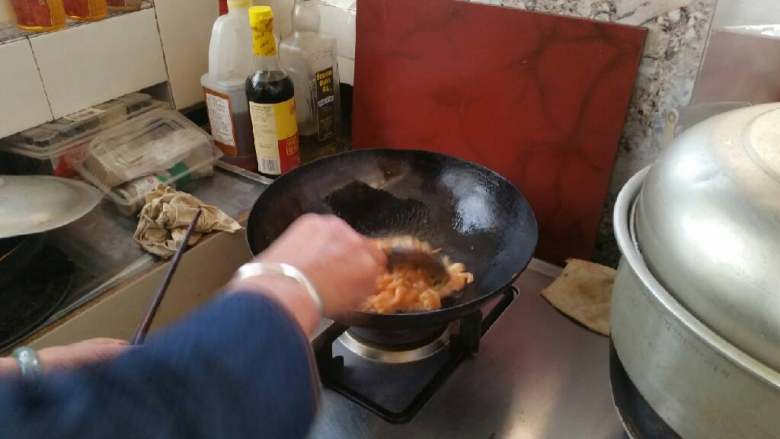 家庭鱼香鸡丝,锅中放油烧热，放入鸡丝，煸炒断生。