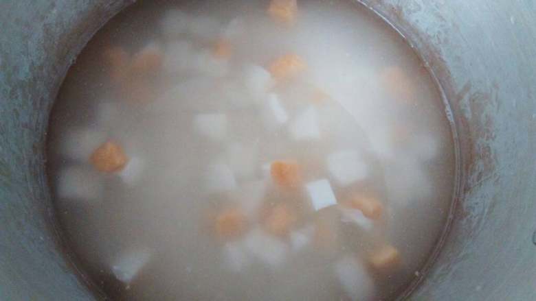 ≈咸蛋粥≈#健康美颜餐#,把咸蛋放入浸泡好的大米中，开火，高压锅5-7分钟即可