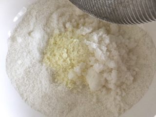 椰丝球,取出70g椰丝（10g备用）加入奶粉、白糖、过筛低筋面粉