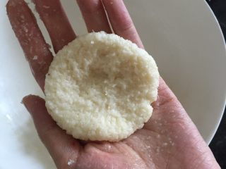 椰丝球,如图取一块做成饼