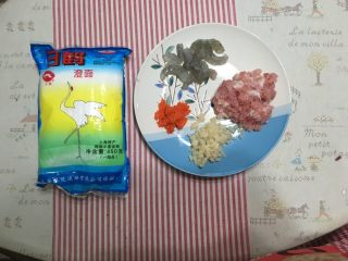 虾饺皇,食材准备：澄面、猪肉、虾、笋丁、胡萝卜