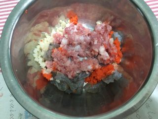 虾饺皇,猪肉剁碎、笋丁、虾去壳去头洗沙线，加适量的盐