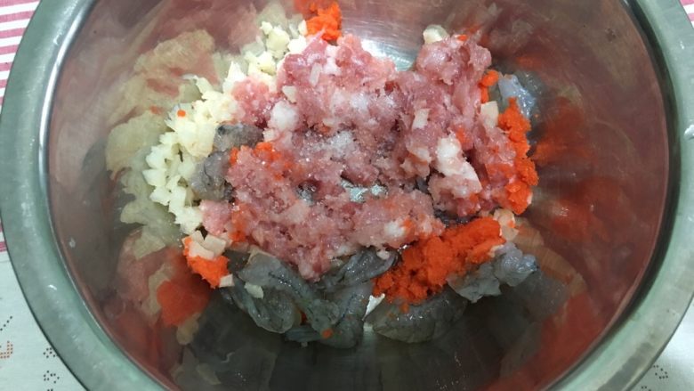 虾饺皇,猪肉剁碎、笋丁、虾去壳去头洗沙线，加适量的盐