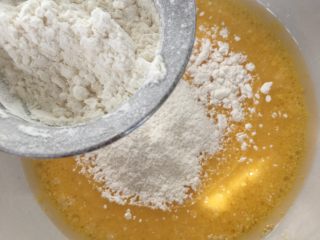 八寸戚风,玉米油 牛奶 20克糖加入蛋黄搅拌均匀，筛入低粉