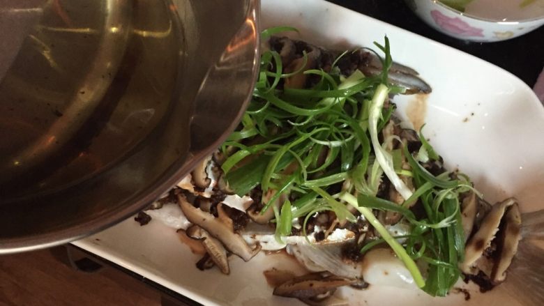 蒜蓉豆豉蒸边鱼,放上葱丝，用烧热油均匀淋在鱼身