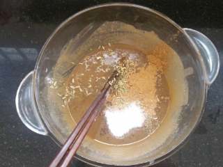 麻酱芝麻烧饼,将盐，十三香，小茴香放入调好的麻酱搅拌均匀。