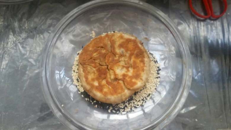 麻酱芝麻烧饼,将单面煎好的饼胚另一面均匀沾满芝麻。