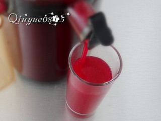 火龙果皮汁儿#健康美颜餐#,加一点纯净水和火龙果果皮一起榨汁儿。