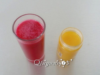 火龙果皮汁儿#健康美颜餐#,放蜂蜜调一下口感。
