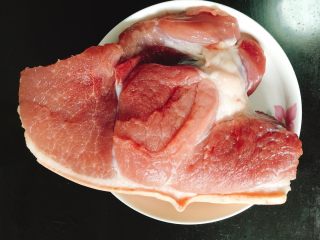 宝宝肉松（平底锅版）,准备食材：精心挑选的一块瘦肉