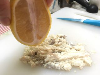 豆腐虾丸 | 宝宝辅食,剁碎的泥中滴入几滴柠檬汁，考虑到宝宝吃，没有加料酒和盐。