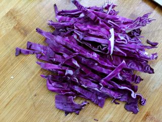 橄榄油千岛蔬菜沙拉#健康美颜餐#,紫甘蓝洗净切丝。