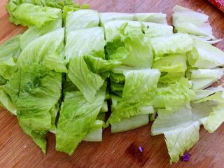 橄榄油千岛蔬菜沙拉#健康美颜餐#,生菜洗净切成段，手撕成片也可以。