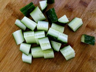 橄榄油千岛蔬菜沙拉#健康美颜餐#,黄瓜对剖开分四瓣，切成小块。