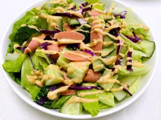 橄榄油千岛蔬菜沙拉#健康美颜餐#,所有食材拌一起，滴几滴橄榄油拌匀即可食用，如果觉得有点清淡，可加一点千岛酱味道更好。