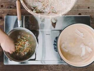 古法涮肉 拨霞供,等水开，用砂锅煮面