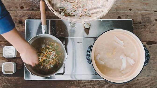 古法涮肉 拨霞供,等水开，用砂锅煮面