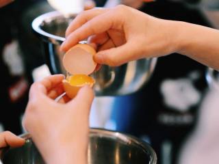 #春日烘焙教室#裸蛋糕,将鸡蛋蛋黄和蛋清分离，分两个盆子装；