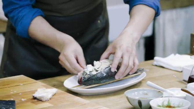 梅香咸鱼蒸鲈鱼＆腊味双拼饭 ,将鲈鱼用筷子与盘子隔开，将咸鱼切片铺在鲈鱼肚子上