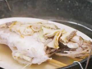 梅香咸鱼蒸鲈鱼＆腊味双拼饭 ,将蒸好的鲈鱼取出，倒掉多余的水，拿掉姜片