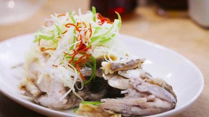 梅香咸鱼蒸鲈鱼＆腊味双拼饭 ,将泡好的葱丝、姜丝、青红椒丝、铺在鲈鱼上