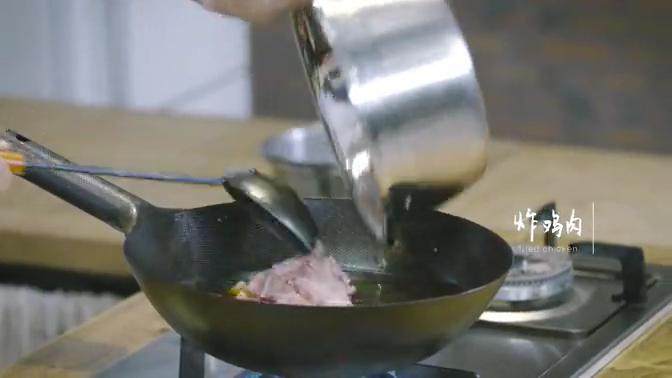 川香辣子鸡,将调味好的鸡肉块倒入油锅中，翻炒