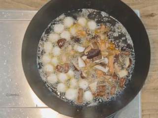 麻辣香锅,墨鱼丸、脆皮肠、香菇、午餐肉、胡萝卜入油锅炸，捞出