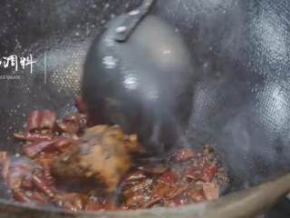 麻辣香锅,热锅，加色拉油、花椒、辣椒、火锅底料搅拌