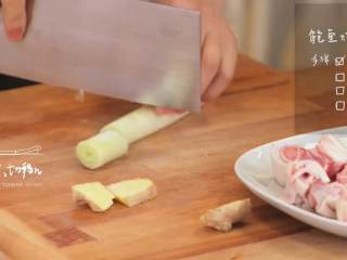 鲍鱼炖猪蹄&香麻粘卷子,1-1姜切块儿，大葱切段儿，热锅，将猪蹄、葱姜倒入热水锅中