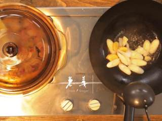 鲍鱼炖猪蹄&香麻粘卷子,1-2大葱、姜切片，热炒锅，倒入适量色拉油、葱姜片翻炒