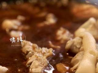 鲍鱼炖猪蹄&香麻粘卷子,1-5将几颗大蒜倒入炒锅中，倒入小土豆、适量南乳汁、鲍鱼，再倒入猪蹄