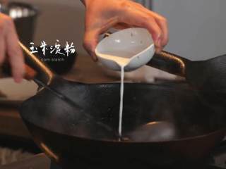 鲍鱼炖猪蹄&香麻粘卷子,1-7热锅，将玉米淀粉勾芡倒熬煮鲍鱼、猪蹄的汁儿翻搅，再倒入适量香油