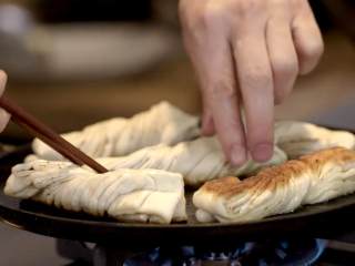 鲍鱼炖猪蹄&香麻粘卷子,2-4卷面团，将面团放入锅中，煎熟后捞出摆盘