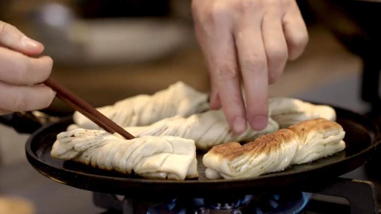 鲍鱼炖猪蹄&香麻粘卷子,2-4卷面团，将面团放入锅中，煎熟后捞出摆盘