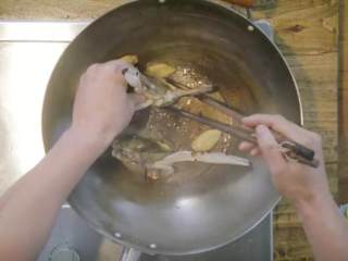 梭子蟹＆醪糟汤圆 ,梭子蟹垫姜片竖放入油锅
