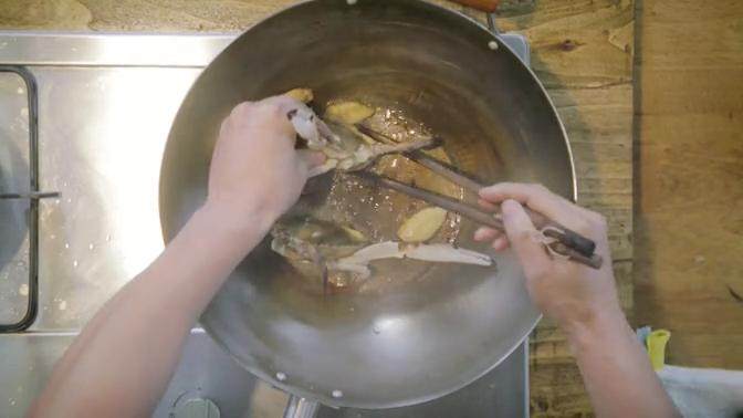 梭子蟹＆醪糟汤圆 ,梭子蟹垫姜片竖放入油锅