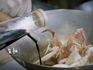 梭子蟹＆醪糟汤圆 ,焖煮10-15分钟后，向其中加入生抽