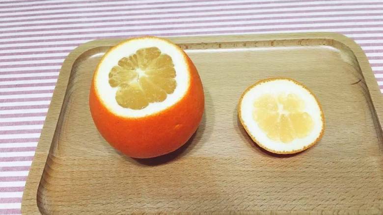 橙香蒸蛋,脐橙切盖，约橙子的五分之一处，留着备用