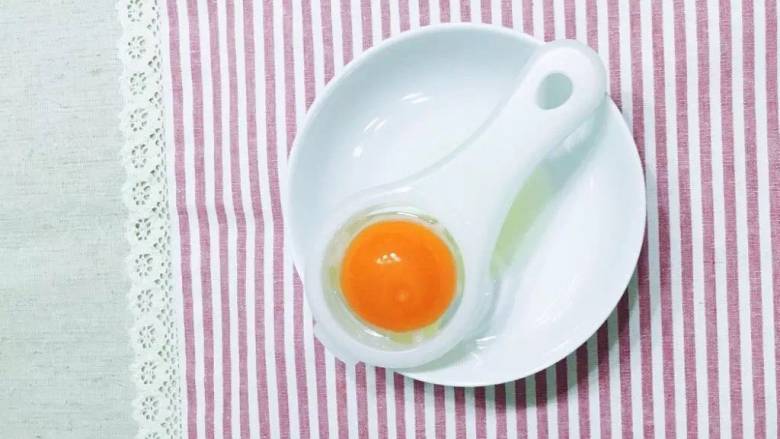 橙香蒸蛋,本鸡蛋蛋黄一个，过滤掉蛋清