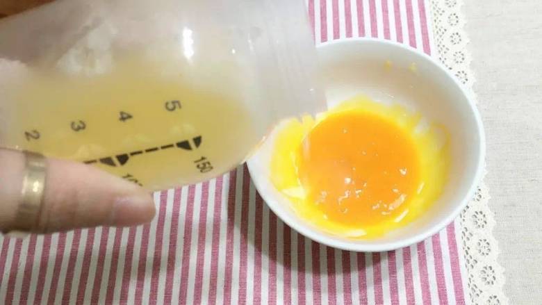 橙香蒸蛋,混合的橙子水倒入蛋黄液中