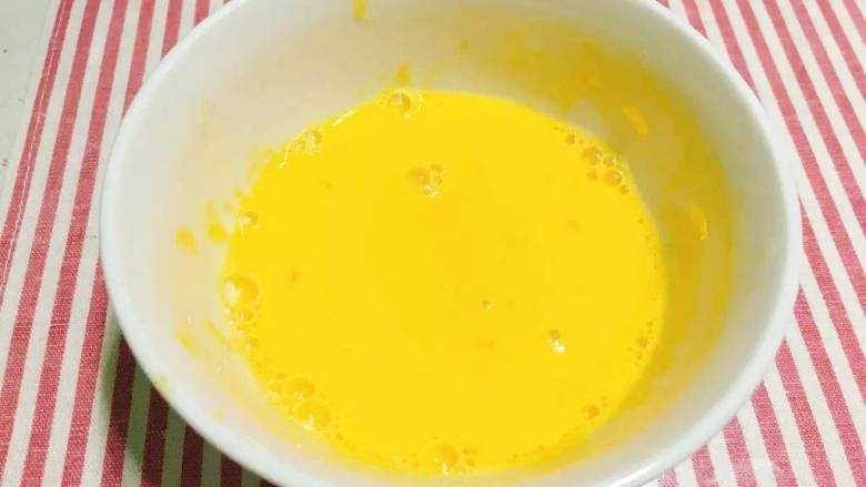 橙香蒸蛋,含有稀释橙汁的蛋液