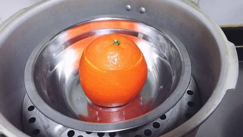 橙香蒸蛋,盖上橙子切盖，上高压锅蒸，上气后转小火3-5分钟