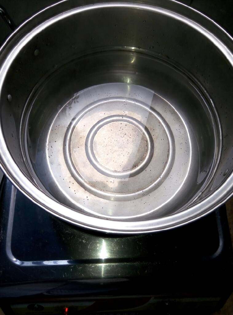 简易版酸萝卜老鸭汤,在锅里加3.5公斤水