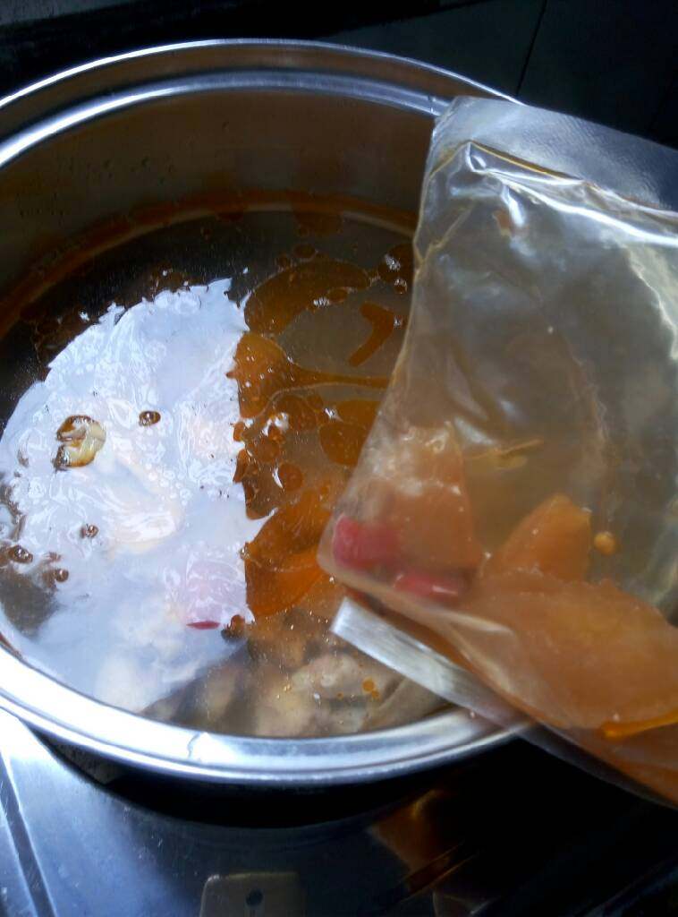 简易版酸萝卜老鸭汤,倒入一袋酸萝卜炖料