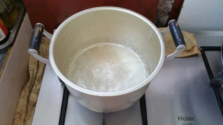 香椿炒鸡蛋,锅中放入水烧开。