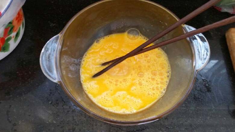 香椿炒鸡蛋,鸡蛋搅打至出现大泡。